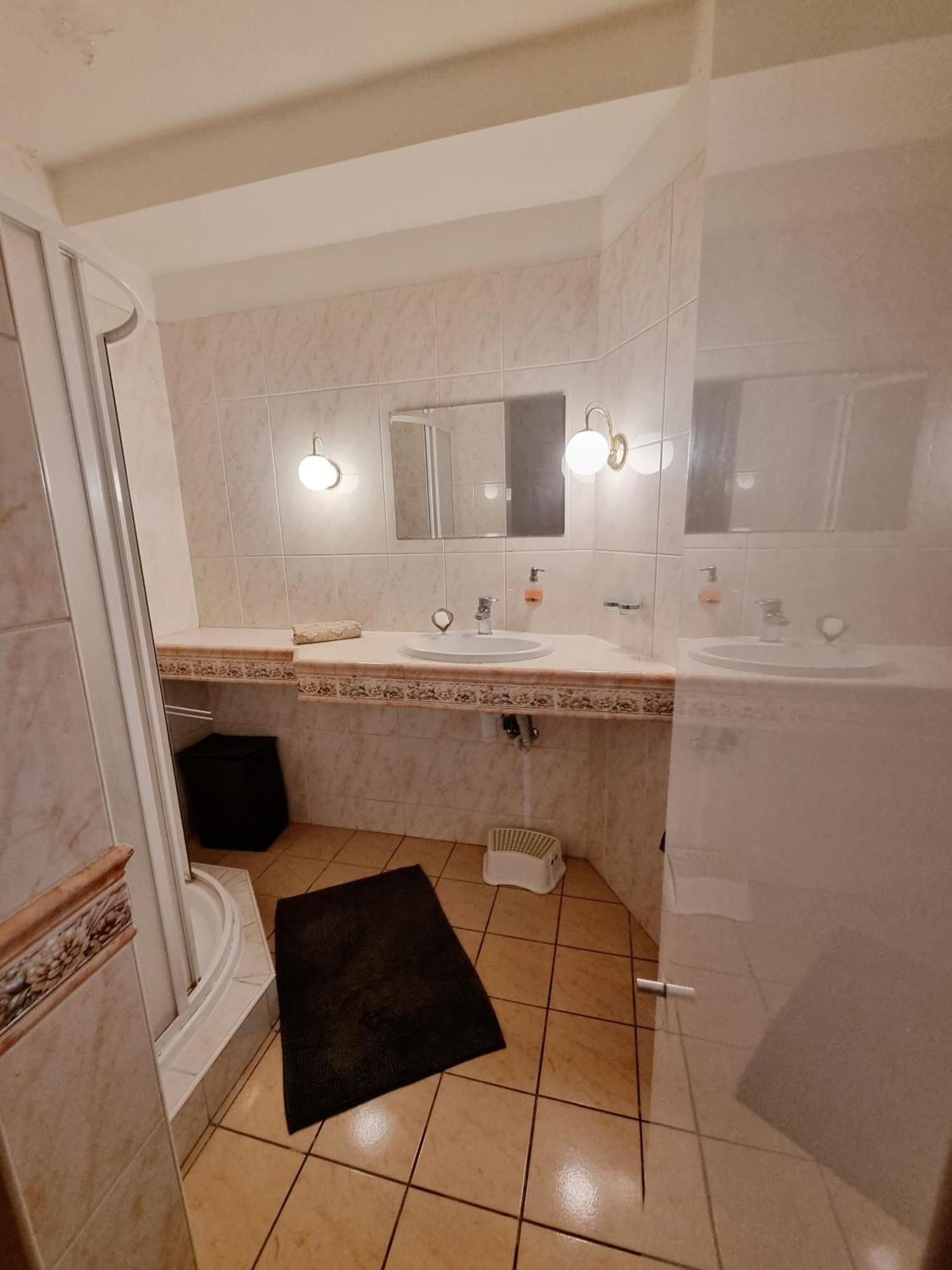 Big 4 Room Huge Apartment Bratislava Exterior foto